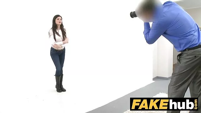 بیدمشک صورتی نوجوان بسیار باورنکردنی فیلمسوپرزنان داغ فکر می کند سوراخ جوان و مرطوب تراشیده اش لذت بخش است