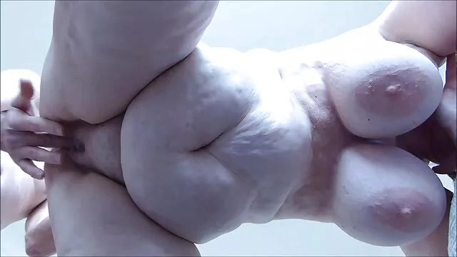 بلوند برهنه لذت وابسته به عشق شهوانی را در کفش پاشنه بلند فیلم سوپر زنان هندی او تحریک می کند