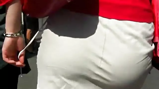 جی سامرز دستمال مرطوب کثیف را شارژ می کند. در فیلم سوپر زن باردار اتاق با پدر و مادر!