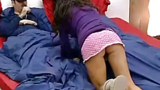 هدر قبل از این که مردم را ببلعد ، در بزرگراه فیلم سوپر سگ با زن چشمک زد